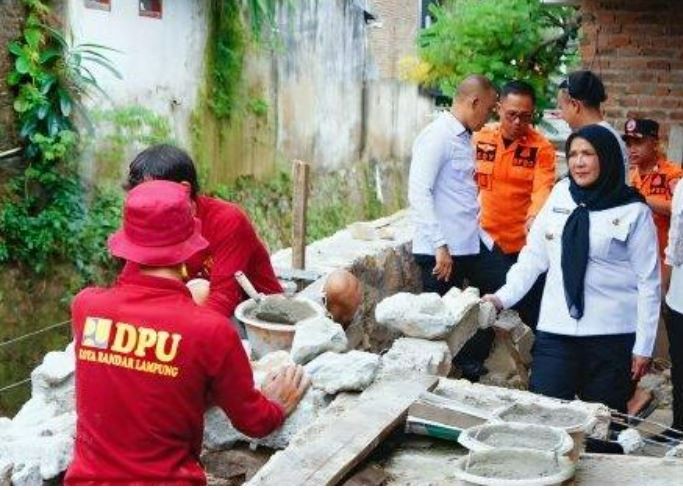 Wali Kota Eva Dwiana mengaku pihaknya telah memperbaiki 13 talud di Bandar Lampung