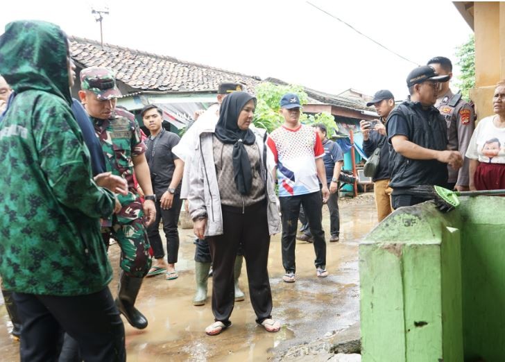 Walikota Bandar Lampung Eva Dwiana Meninjau lokasi terdampak banjir di kecamatan panjang