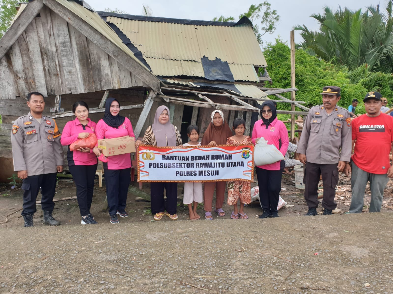 Polres Mesuji Polda Lampung juga melaksanakan Bhakti Sosial kepada salah satu Warga yang ada di Desa