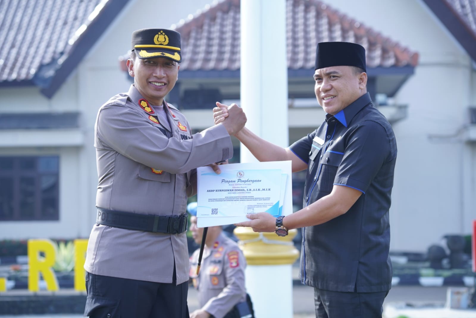 Ketua DPRD Kab Lampung Utara  berikan penghargaan kepada Kapolres dan tim TEKAB 308 Presisi