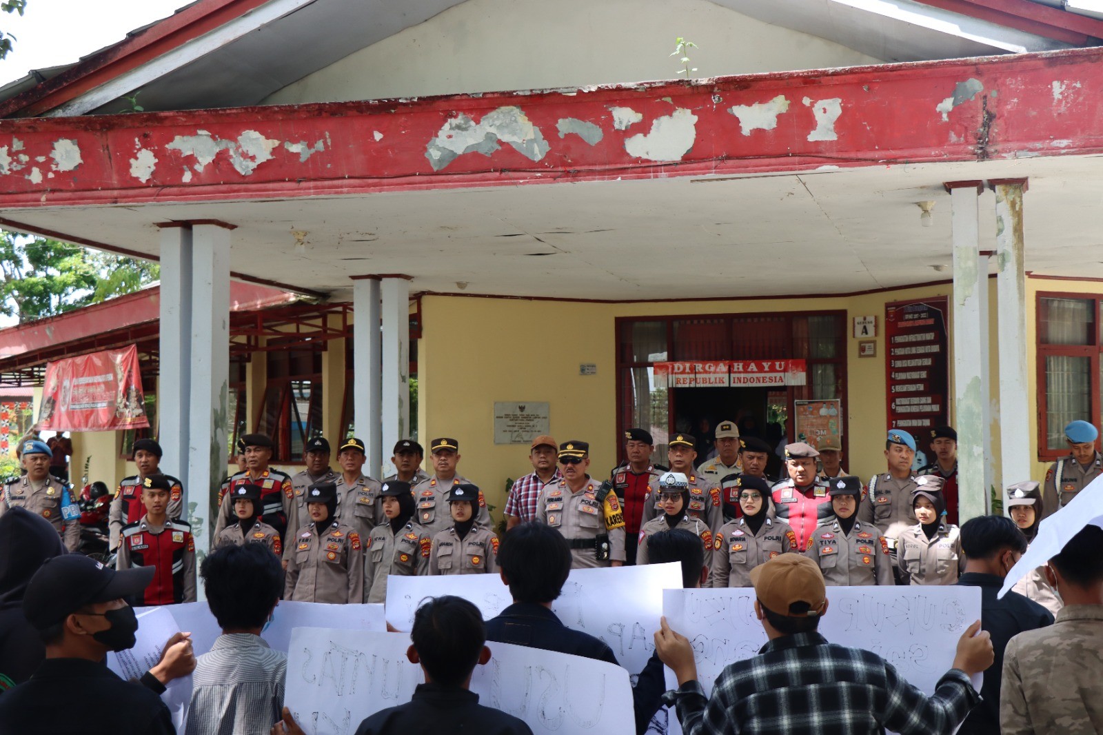 Polres Lambar laksanakan pengamanan unjuk rasa di kantor Pemda Lampung Barat 