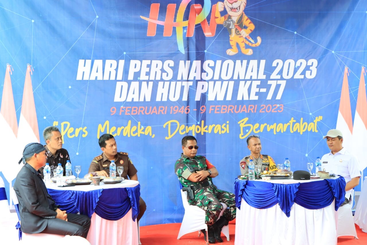 PERINGATI HPN KAPOLRES TULANG BAWANG BARAT POLDA LAMPUNG POTONG TUMPENG UNTUK INSAN PERS.