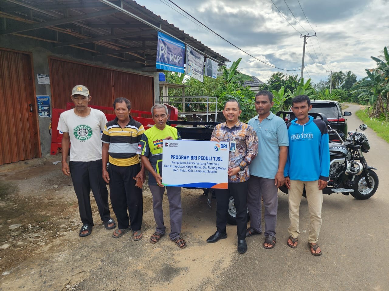 BRI Tanjung Karang Salurkan Bantuan BRI Peduli Dua Unit Motor Roda Tiga untuk Masyarakat Desa Rulung