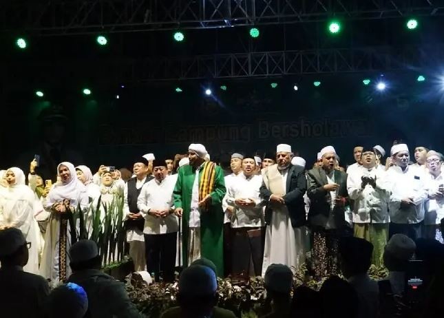 Wali Kota Hj. Eva Dwiana Ikuti Lampung Bersholawat bersama Habib Syech Abdul Qodir Assegaf
