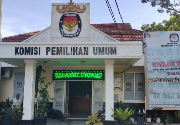  Ribuan warga Bandar Lampung antusias ikuti jalan sebat kirab Pemilu 2024