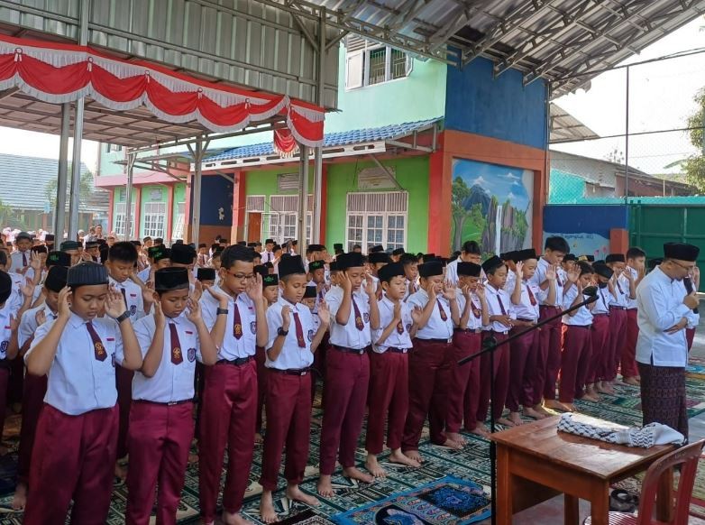 Ratusan Siswa-Siswi SDIT IQRO Gedong Tataan, Pesawaran Antusias Melakukan Solat Istisqa