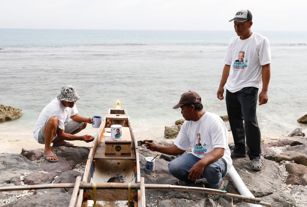 Nelayan di Lampung Selatan Dibantu Renovasi Perahu oleh Komunitas Nelayan Pesisir 
