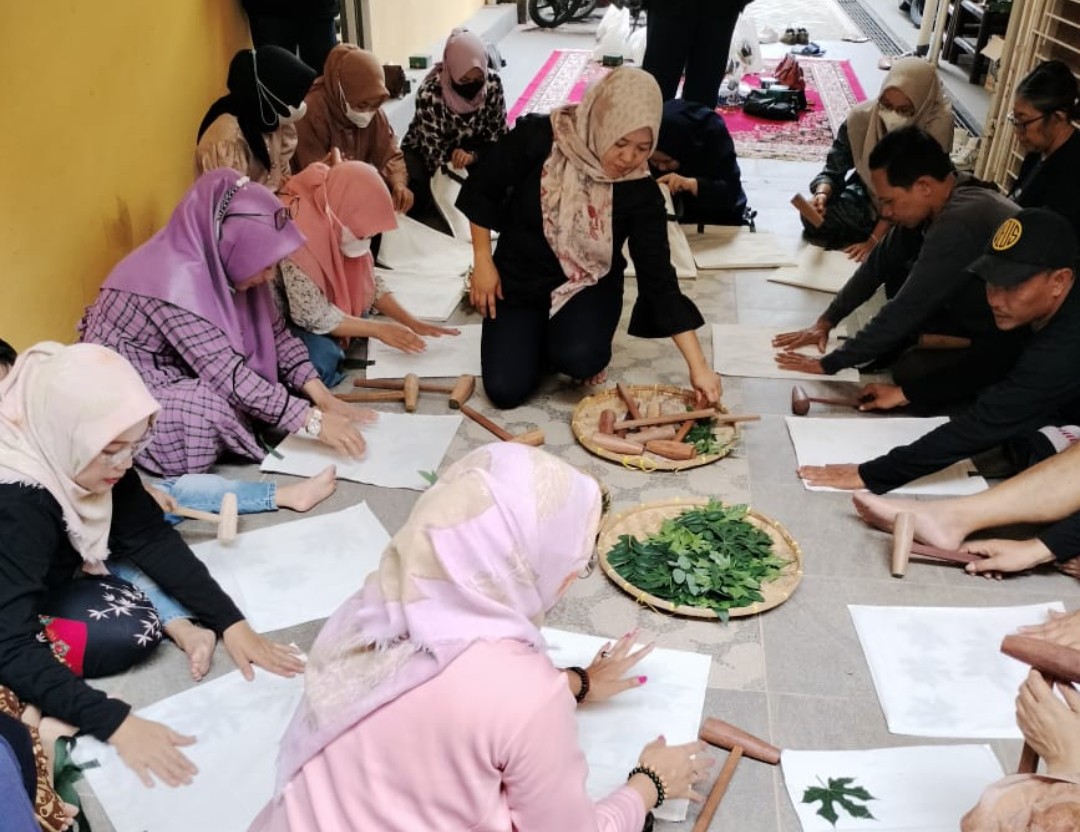 Mak Ganjar Lampung Gelar Pelatihan Kerajinan Tangan dengan Metode Ecoprint