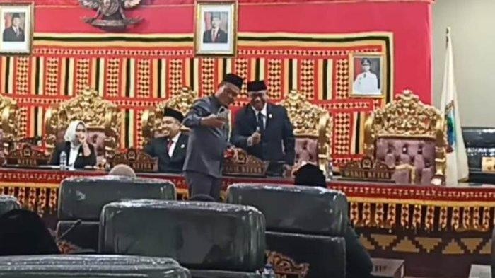 Anggota DPRD Lampung Selatan Pamer Koalisi Pilih-pilih Swafoto saat Paripurna Penetapan Bupati