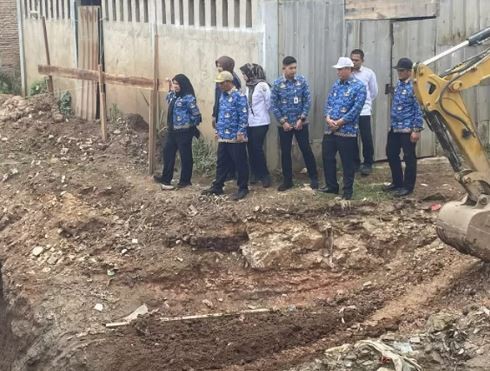 Wali Kota Eva Dwiana Tinjau Pembangunan Jembatan di Jalan Ridwan Rais