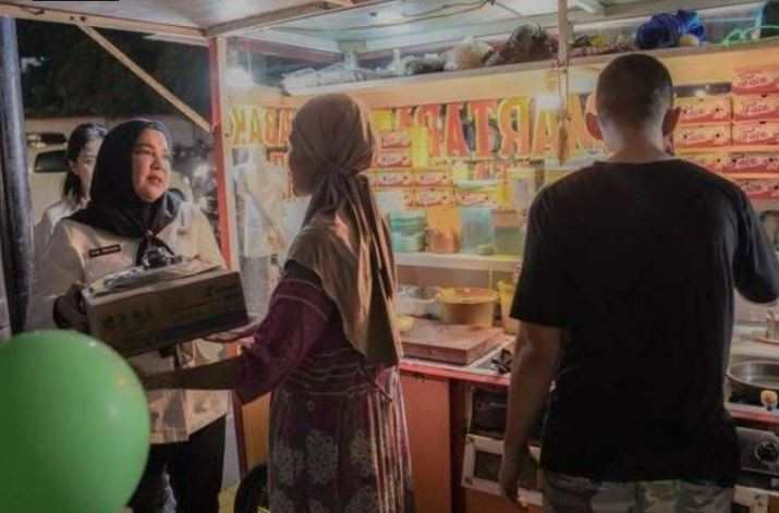 Walikota Eva Dwiana bagikan kompor gas gratis kepadaa pelaku Usaha Mikro, Kecil, dan Menengah 