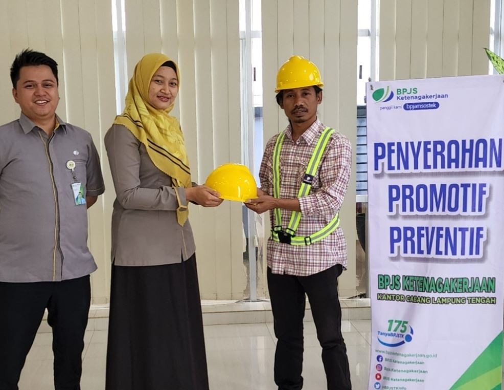 Peduli Pekerja, BPJAMSOSTEK Lampung Tengah Serahkan Alat Pelindung Diri Ke Pekerja Jasa Konstruksi