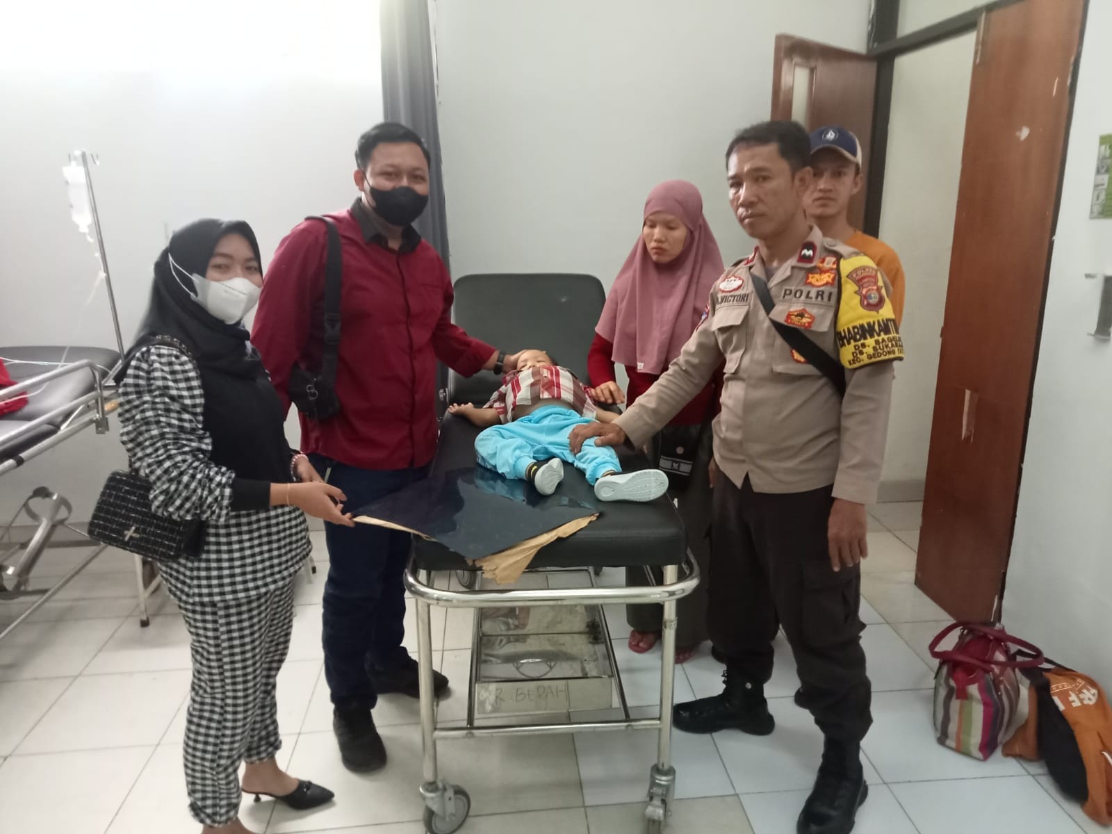 AKSI CEPAT,  BHABINKAMTIBMAS POLRES PESAWARAN BANTU WARGA YANG SAKIT KE RSUD PESAWARAN
