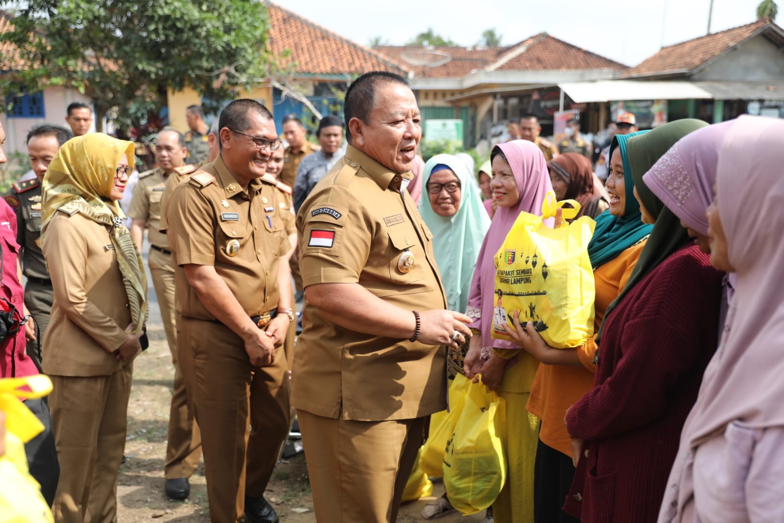 Gubernur Arinal Djunaidi Berikan Bantuan Pengobatan Bagi Warga di Kabupaten Tulang Bawang