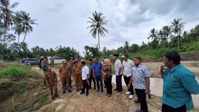 Anggota Komisi III DPRD Lampung Selatan Tinjau Jembatan Rusak di Desa Suak