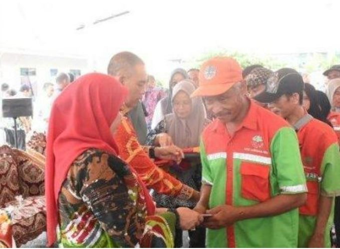 Eva Dwiana memberikan bantuan kepada 842 warga yang terdampak banjir beberapa waktu lalu