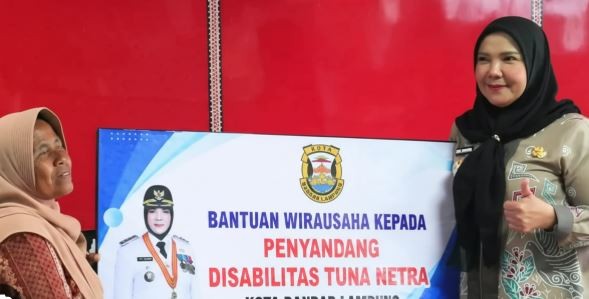 WaliKota Bandar Lampung Serahkan bantuan modal untuk penyandang disabilitas