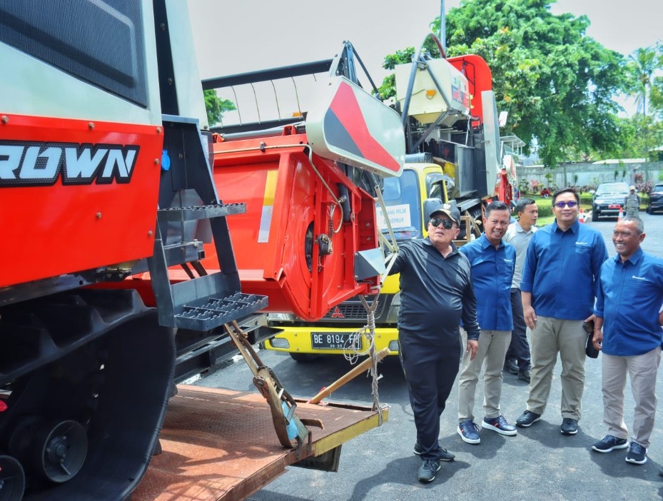 Gubernur Arinal Djunaidi Menerima  Kendaraan Combine Harvester dan Mobil Ambulan dari Bukit Asam