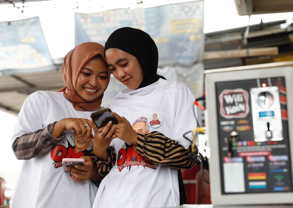 Orang Muda Ganjar Berikan Wifi Box Koin ke Pedagang Pasar di Tulang Bawang Lampung