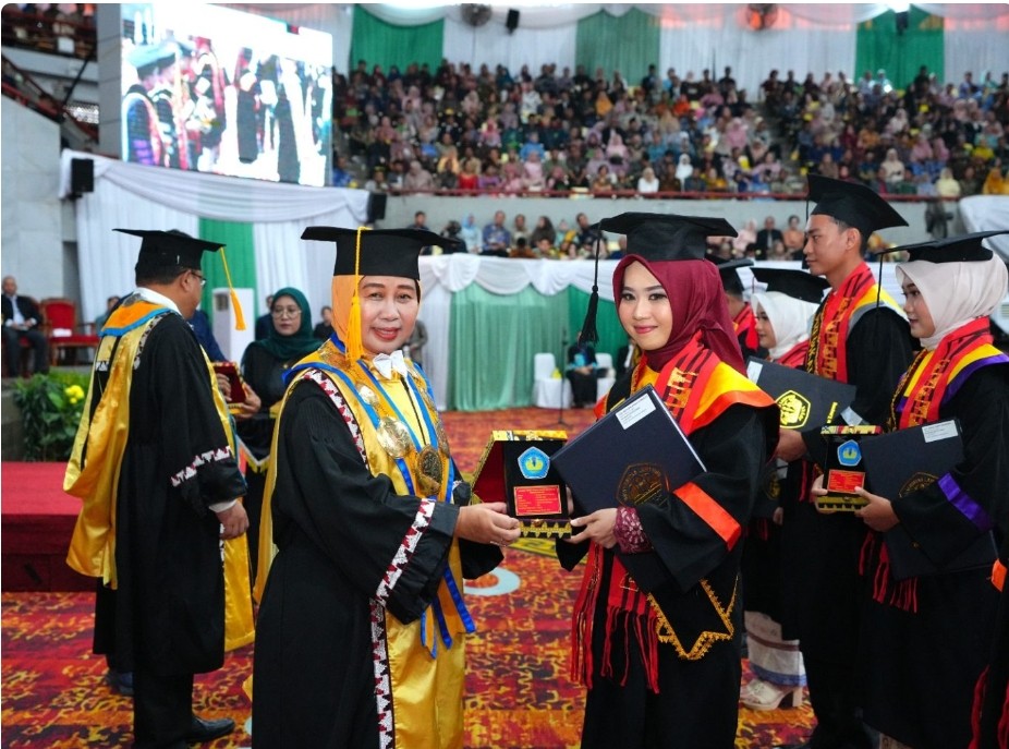 1.112 Wisudawan Ikuti Prosesi Wisuda Periode Enam 2024/2025
