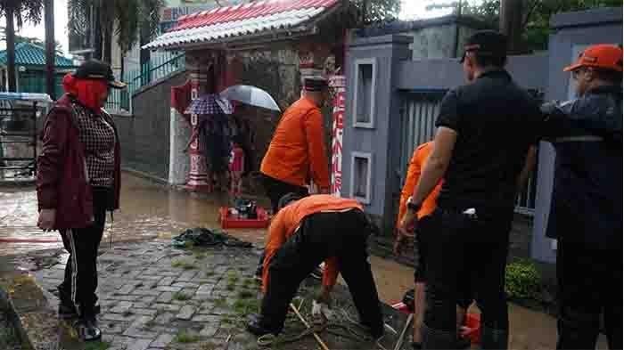 Wali Kota Eva Dwina bersama sejumlah OPD meninjau sejumlah drainase di Kecamatan Panjang.
