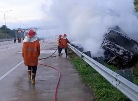 Truk Terbakar  di Jalan Tol Trans Sumatera Lampung Selatan