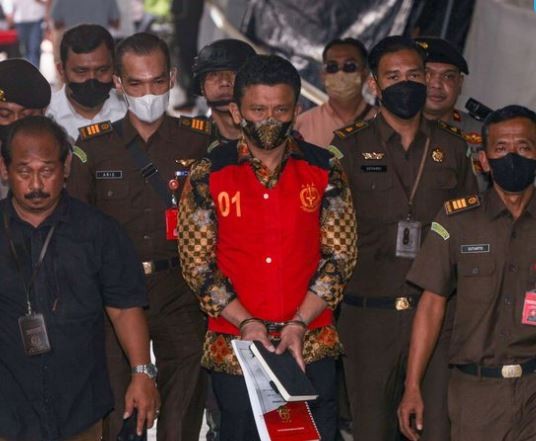 Sambo Kalut, AKBP Acay: Wajahnya Memerah, Merokok Sendirian  