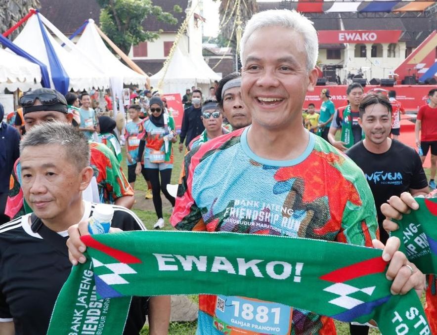 Ganjar Dikerubuti Fans di Benteng Rotterdam di Makassar