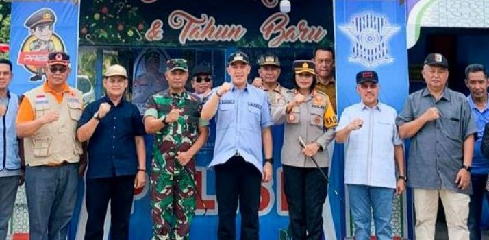 Dendi Ramadhona memantau arus mudik Lebaran Idul Fitri 1445 Hijriyah di Gerbang Tol Tegineneng 