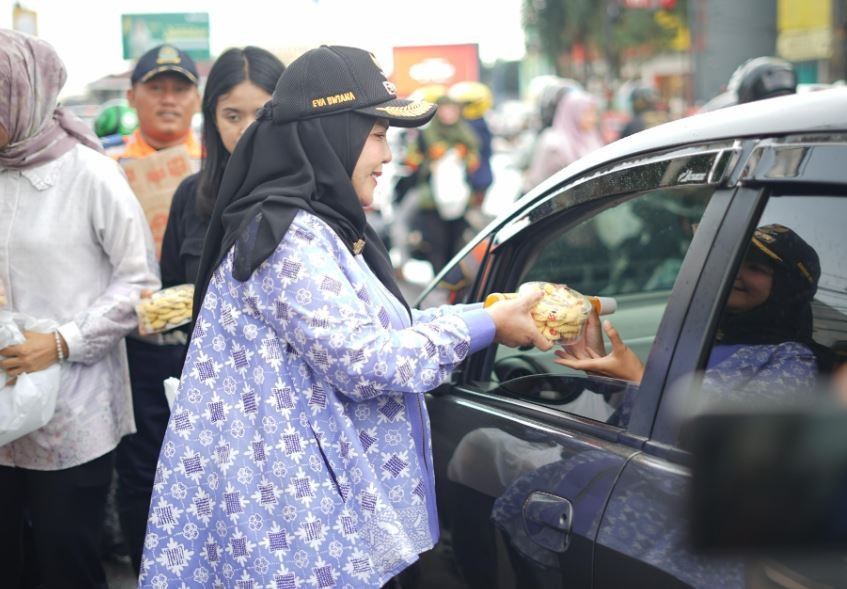 Walikota, Dandim 0410, dan Kapolresta Bandar Lampung Kompak Bagi-bagi Takjil