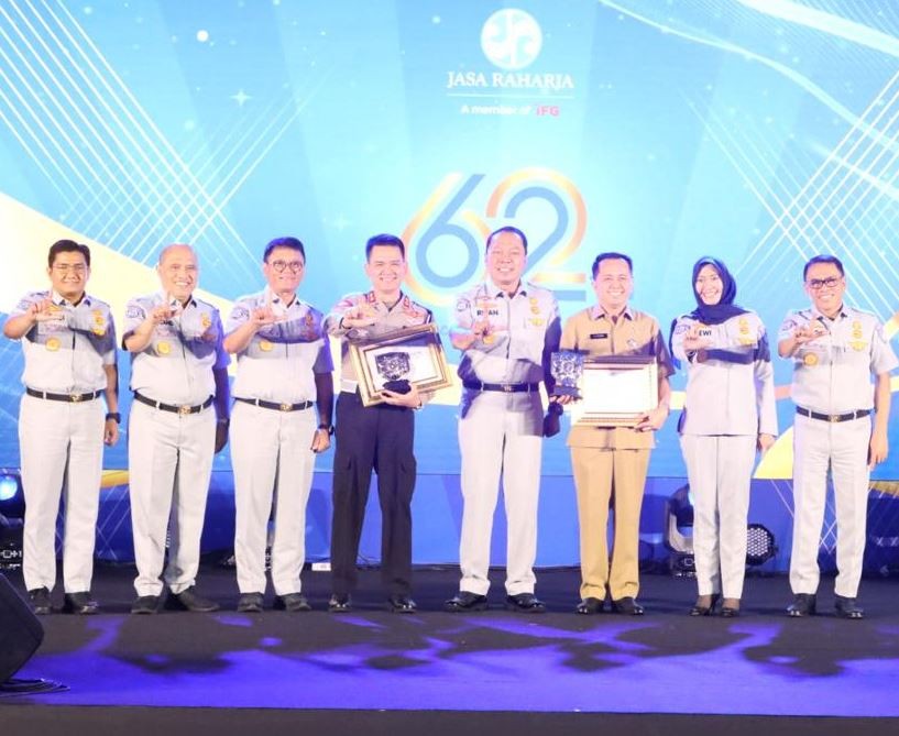 Direktur Jenderal Bina Keuangan Daerah Kemendagri, Agus Fatoni Terima Penghargaan Dari Jasa Raharja