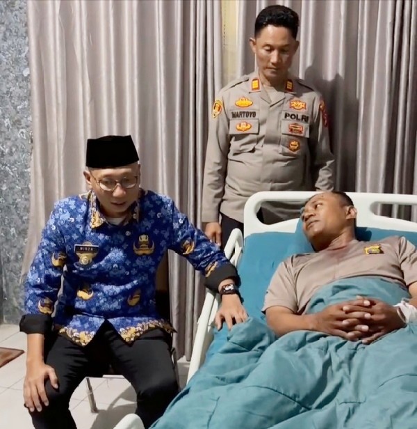 Gubernur Lampung Jenguk Polisi yang Terluka Saat Amankan Aksi Petani Singkong