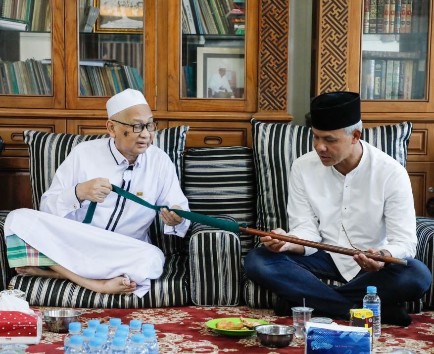 Ganjar Disambut Hangat Tuan Guru Syaifuddin Zuhri di Banjarmasin