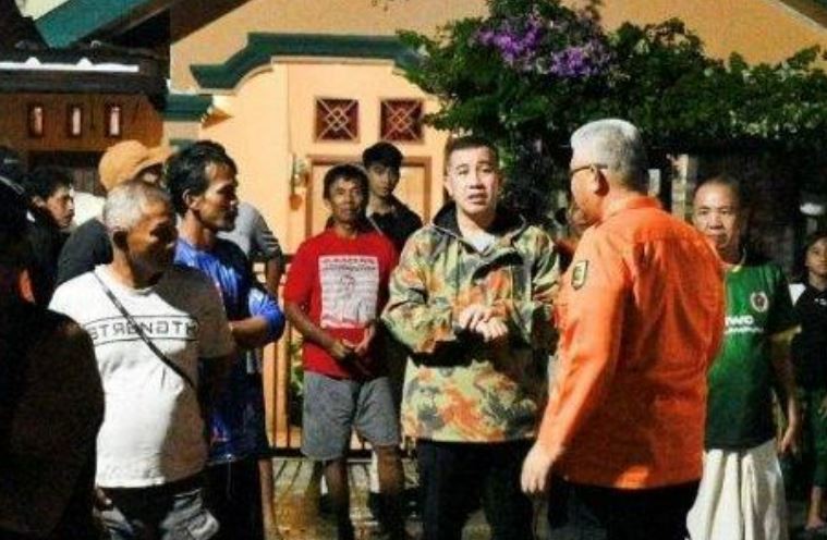 Bupati Pesawaran Dendi Ramadhona meninjau lokasi banjir serta tanah longsor di Desa Sukajaya