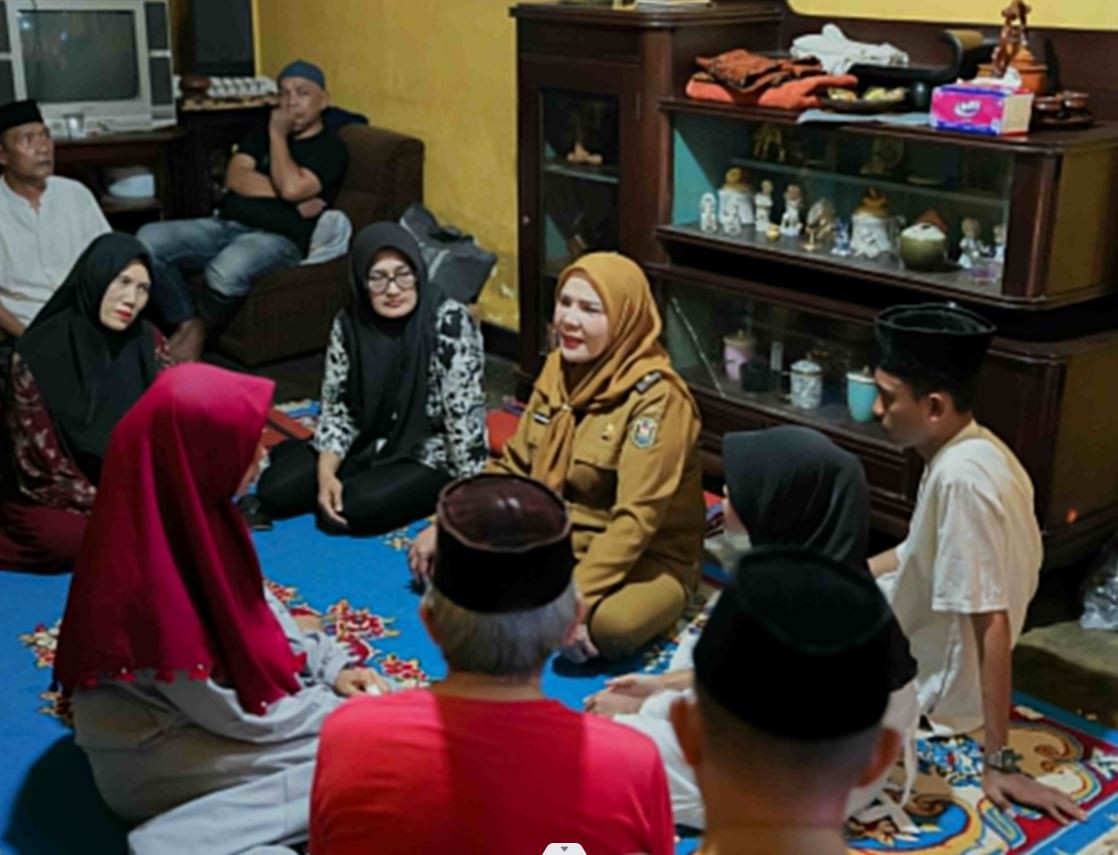 Walikota Eva Dwiana Melayat dan Salurkan Santunan Uang Duka Korban Kecelakaan Kerja