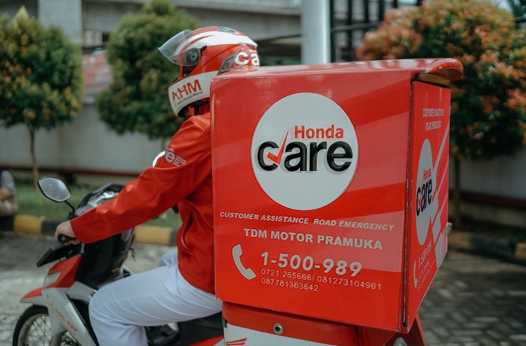 Motor Honda Kesayanganmu bermasalah saat dijalan? Kontak Honda CARE Aja!